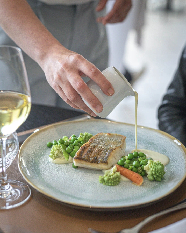Poisson avec sa printanière de légumes
