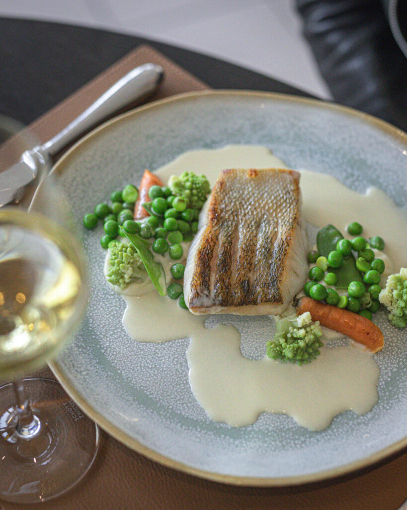 Poisson avec sa printanière de légumes